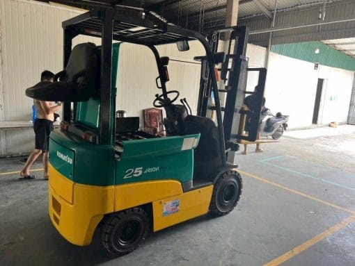 Xe nâng Nhật đã qua sử dụng từ KBC, nhập khẩu trực tiếp từ Nhật Bản, bền bỉ và phù hợp cho các nhà máy, khu công nghiệp tại Việt Nam