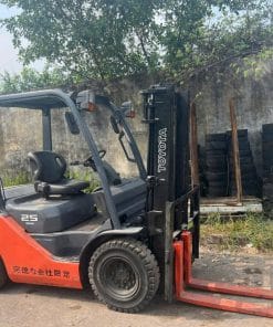 Xe nâng dầu Toyota 2.5 tấn tại Hải Phòng với khả năng nâng cao 3m, thiết kế bền bỉ, tiết kiệm nhiên liệu, tối ưu hiệu suất cho các doanh nghiệp sản xuất, kho bãi lớn nhỏ.