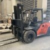 Xe nâng dầu Toyota 7 tấn, thiết kế chắc chắn, hiệu suất cao, phù hợp nâng hàng hóa nặng.