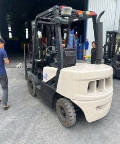 Xe nâng dầu Crown 2.5 tấn với động cơ Diesel mạnh mẽ, phù hợp cho nhu cầu nâng hạ hàng hóa.