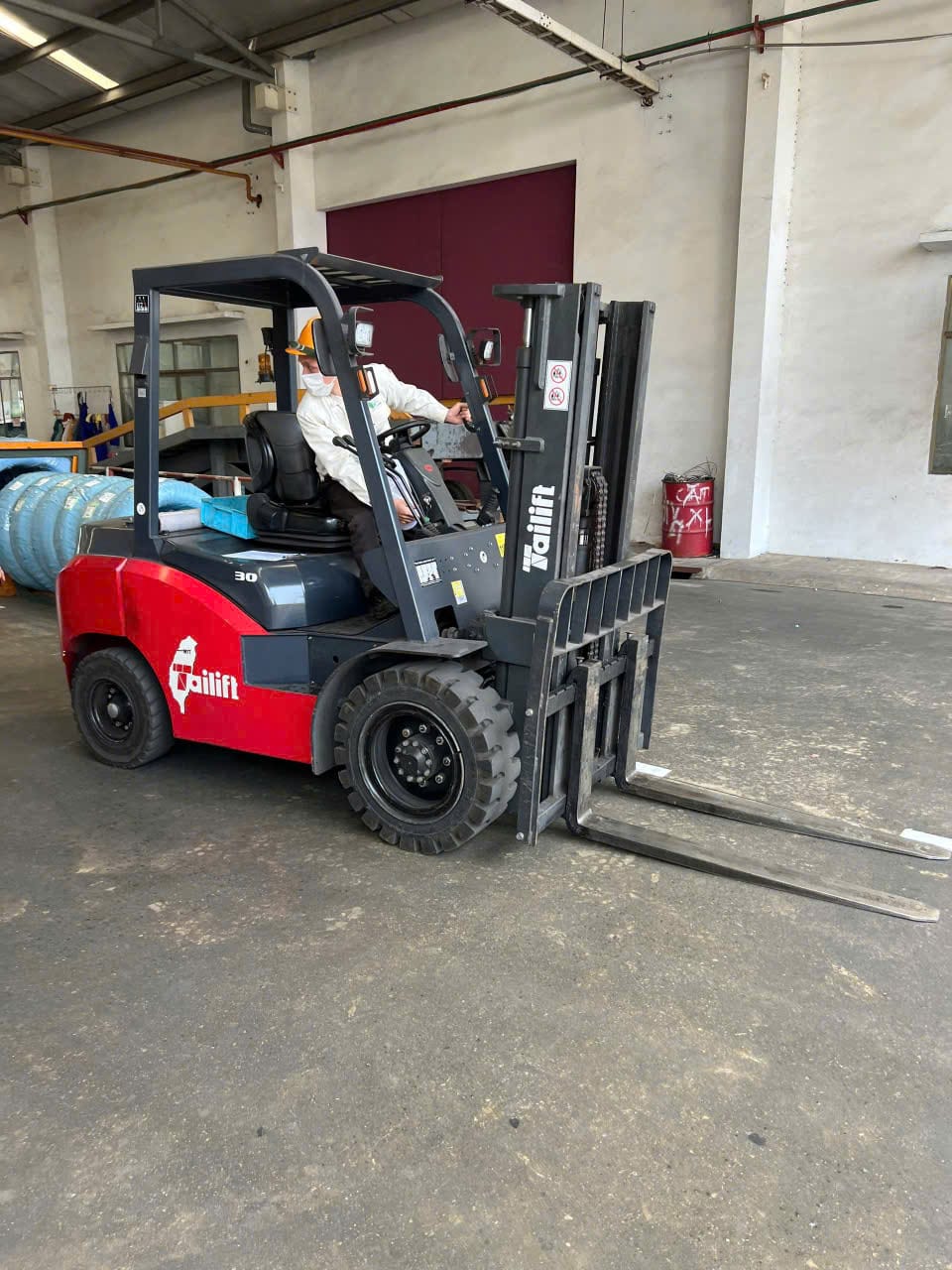 Xe nâng dầu Tailift 3 tấn, động cơ diesel mạnh mẽ, khung nâng 3m, lý tưởng cho công việc nâng hạ hàng hóa trong kho xưởng và công trường.