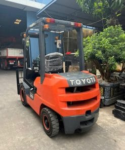 Xe nâng dầu Toyota 2.5 tấn model 8FDZN25, thiết kế bền bỉ, động cơ mạnh mẽ.