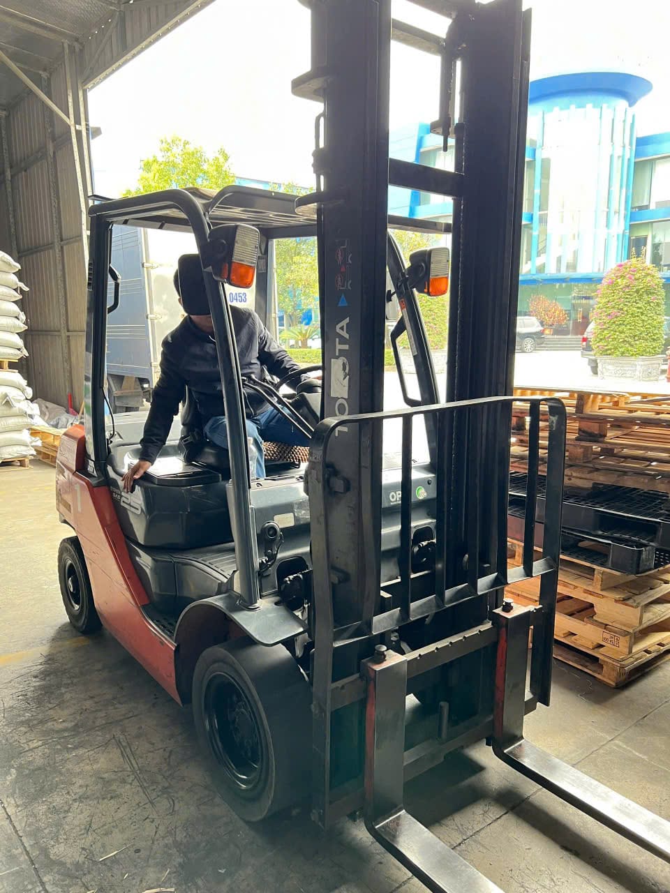 Xe nâng dầu Toyota 2.5 tấn với động cơ diesel mạnh mẽ, lý tưởng cho công việc nâng hạ trong các kho xưởng và công trường lớn.