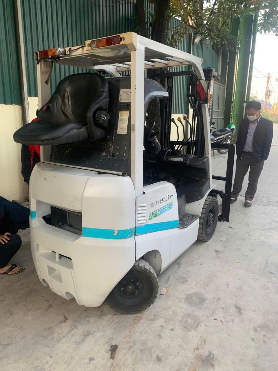 Xe nâng dầu Unicarries 3.5 tấn, động cơ diesel mạnh mẽ, khung nâng lên tới 4m, lý tưởng cho công việc nâng hạ hàng hóa trong kho bãi và công trường.