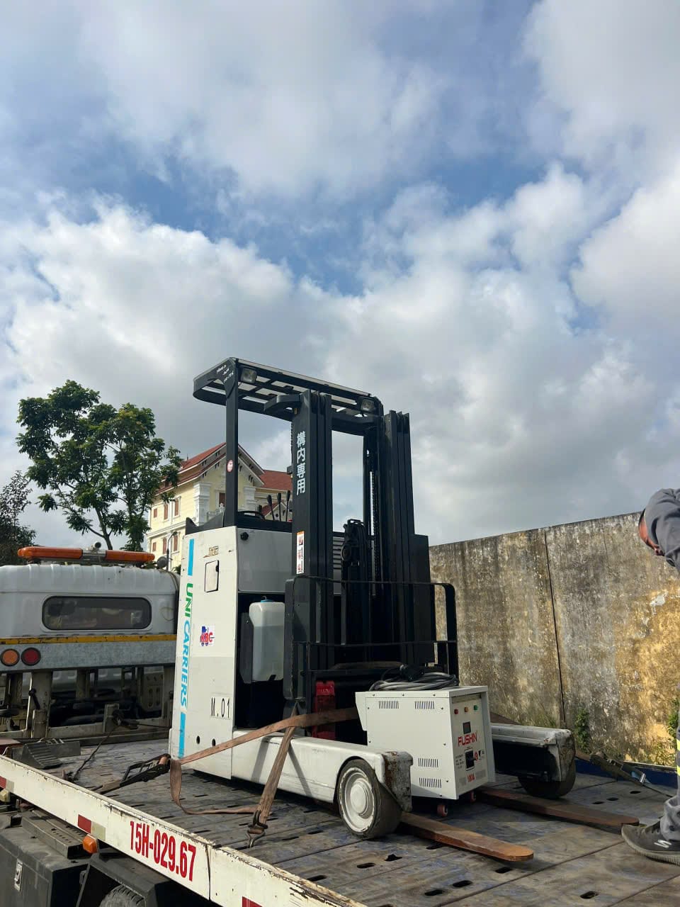 Xe nâng điện đứng lái Unicarries 1.8 tấn, tiết kiệm năng lượng, dễ dàng vận hành trong không gian hạn chế.