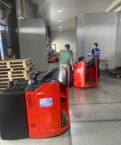Xe nâng điện walkie đi bộ 2 tấn, thiết kế nhỏ gọn, dễ vận hành trong không gian hạn chế.