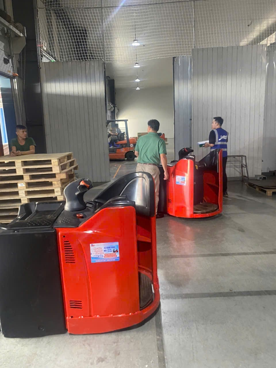 Xe nâng điện walkie đi bộ 2 tấn, thiết kế nhỏ gọn, dễ vận hành trong không gian hạn chế.