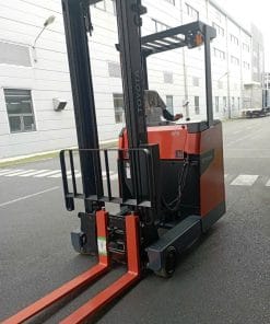 Xe nâng điện đứng lái Toyota 2.5 tấn với thiết kế nhỏ gọn, vận hành tiết kiệm năng lượng.