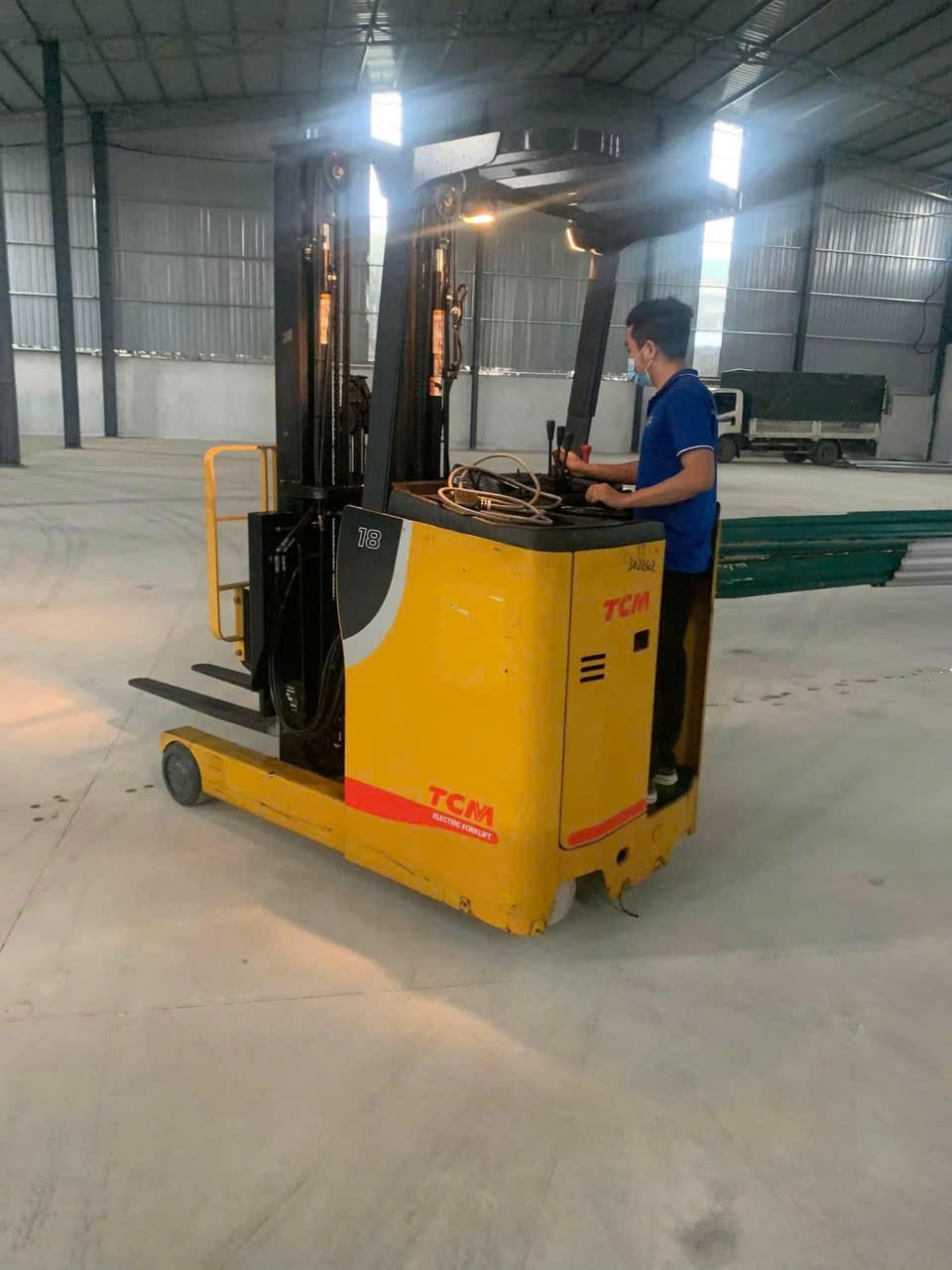 Xe nâng điện đứng lái TCM 1.8 tấn, dễ dàng vận hành, tiết kiệm năng lượng và bền bỉ.
