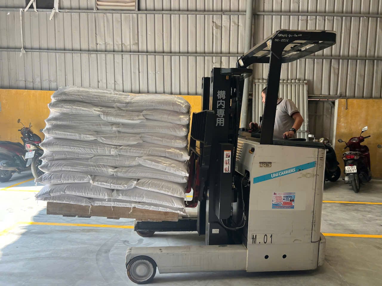 Xe nâng điện đứng lái Unicarries 1.8 tấn, tiết kiệm năng lượng, dễ dàng vận hành trong không gian hạn chế.