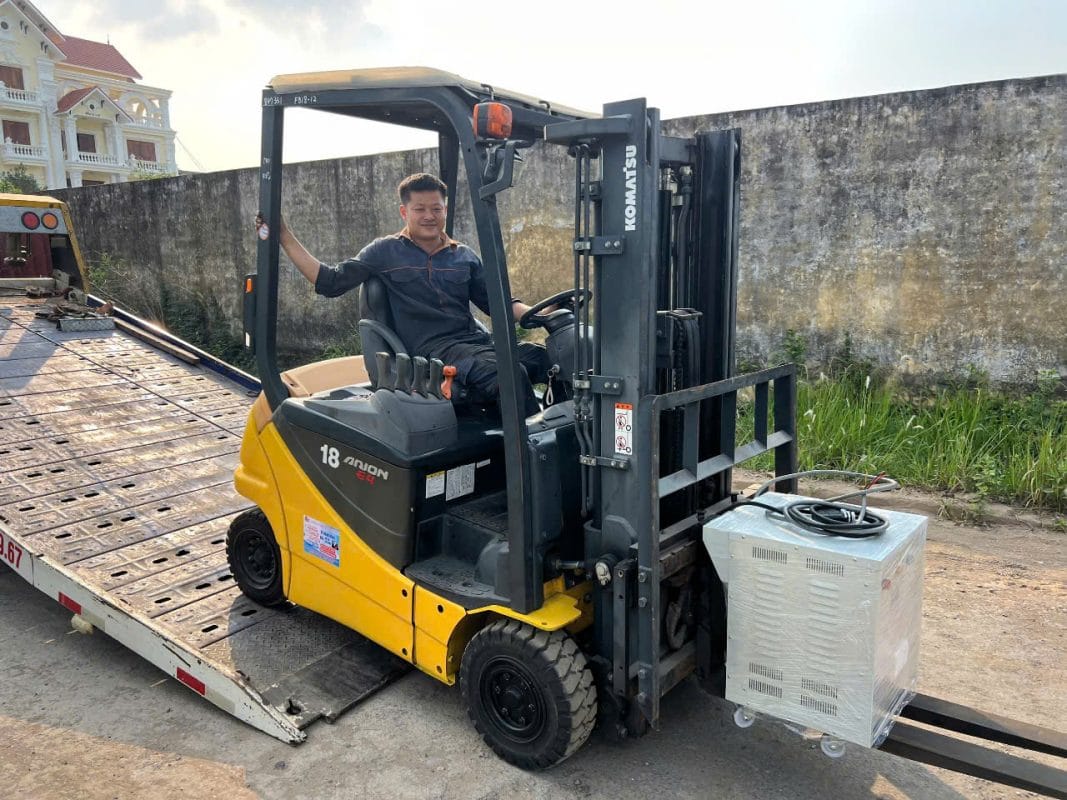 Xe nâng điện ngồi lái Komatsu 1.8 tấn, tiết kiệm năng lượng và dễ điều khiển, lý tưởng cho không gian hạn chế trong kho bãi và nhà máy.