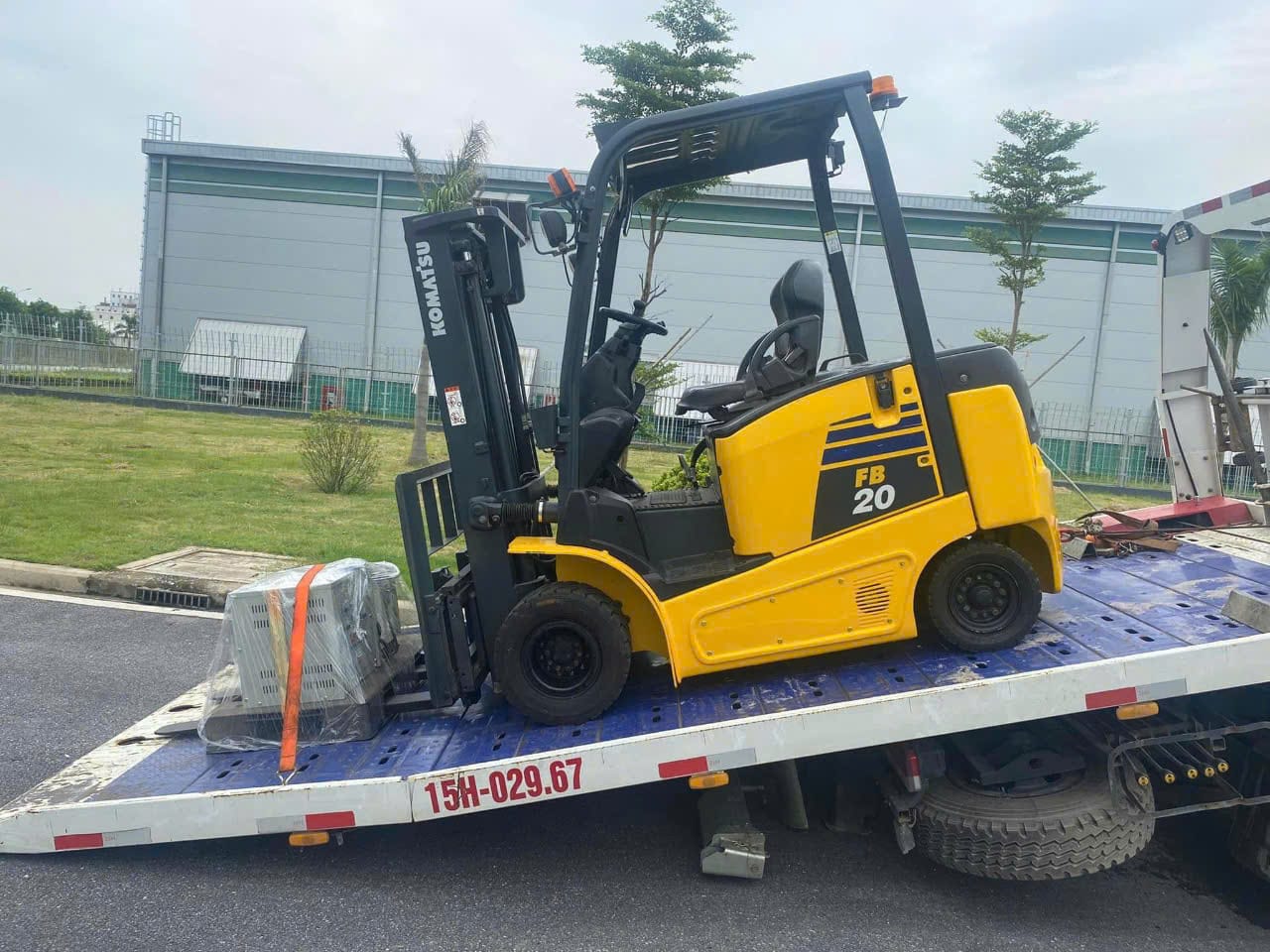 Xe nâng điện ngồi lái Komatsu 2 tấn FB20, công nghệ điện tiên tiến, dễ dàng vận hành, tiết kiệm năng lượng.