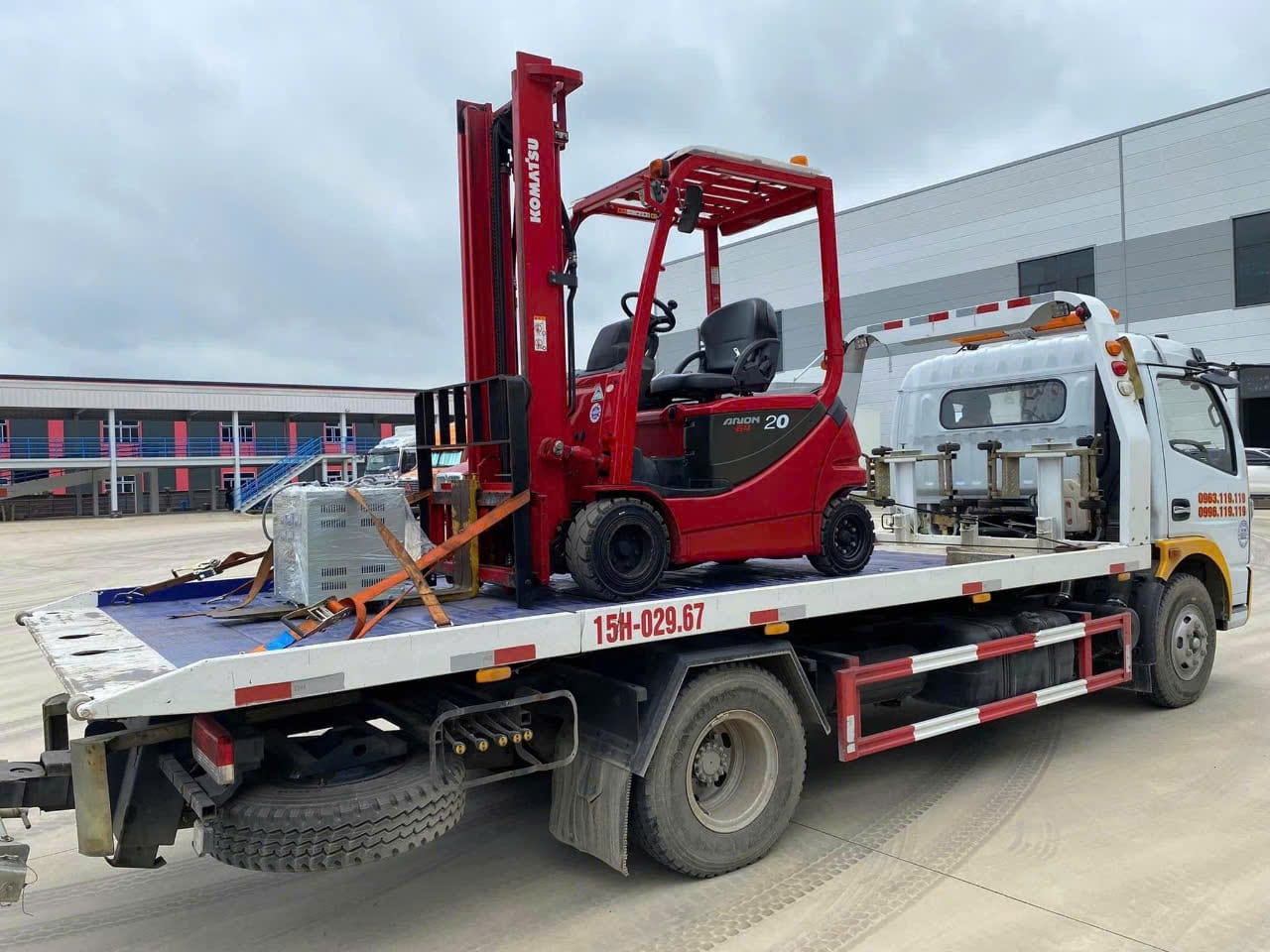 Xe nâng điện ngồi lái Komatsu 2 tấn, hiệu suất cao, tiết kiệm năng lượng, dễ dàng vận hành trong không gian hẹp.