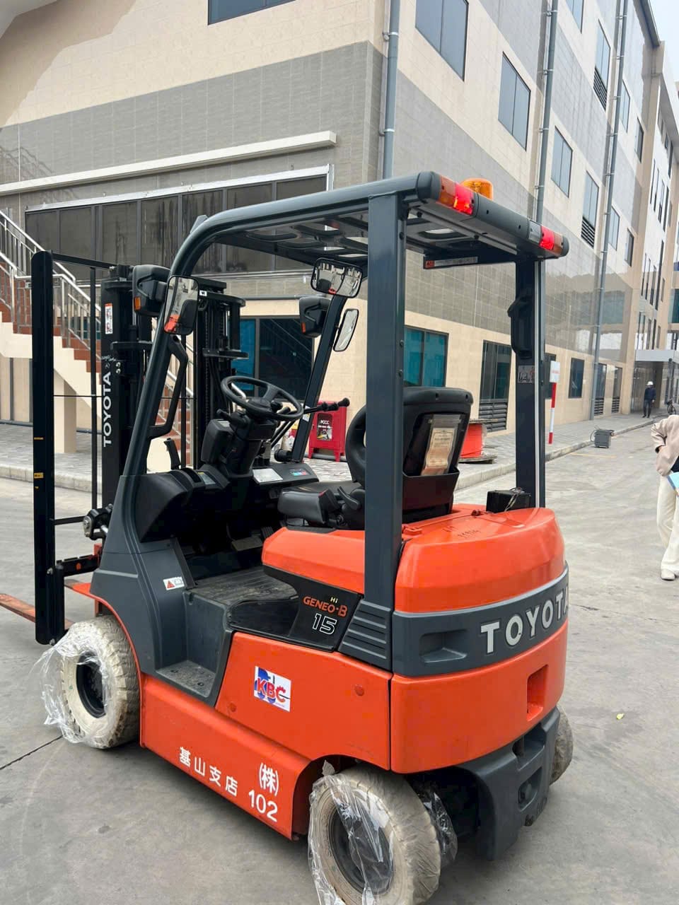 Xe nâng điện Nichiyu 1.5 tấn, nâng cao 6000mm, sản xuất năm 2019, 4196 giờ hoạt động, nhập khẩu nguyên bản từ Nhật Bản.