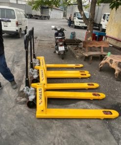 Xe nâng tay Staxx 2 tấn, thiết kế chắc chắn và dễ sử dụng.
