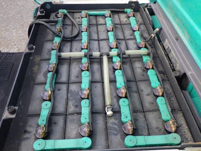 Bình điện Xe nâng điện Komatsu 1.5 tấn model FB15-EX11, khung nâng 3000mm, lấy hàng trong container, sản xuất năm 2005, bình điện 48V, xe còn nguyên bản, chất lượng tốt.