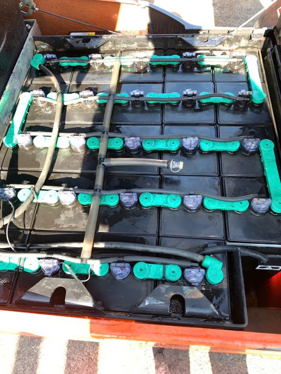 Xe nâng điện Toyota 2.5 tấn model 8FB25, khung nâng V3000 (3000mm, 2 tầng), lấy hàng trong container, bình điện 48V/320AH, xe còn nguyên bản, chất lượng tốt.