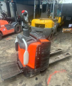 Xe nâng walkie Toyota 2 tấn model LPE200, sản xuất năm 2018, trợ lực lái, platform đứng lái, nhập khẩu Châu Âu nguyên bản.