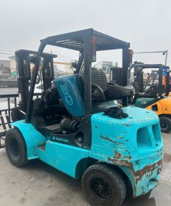 Xe nâng dầu Komatsu, khung nâng 2 tầng 3000mm, nhập khẩu Nhật Bản, hoạt động mạnh mẽ, bền bỉ trong môi trường công nghiệp.