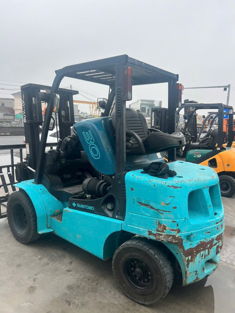 Xe nâng dầu Komatsu, khung nâng 2 tầng 3000mm, nhập khẩu Nhật Bản, hoạt động mạnh mẽ, bền bỉ trong môi trường công nghiệp.