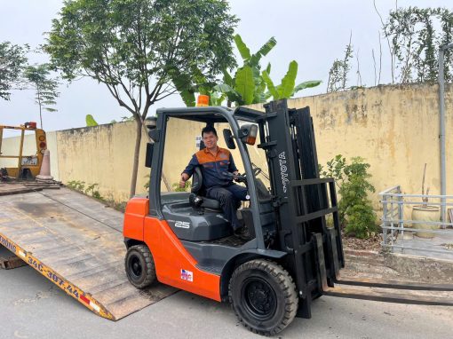 Xe nâng dầu Toyota 2.5 tấn model 8FD25, khung nâng V3000mm, động cơ Toyota 1DZ-III, nhập khẩu Nhật Bản nguyên bản, xe còn nguyên bản, chất lượng tốt.