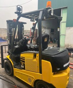 Xe nâng điện Komatsu 2.5 tấn, model FB25-1, khung nâng 3 tầng 4500mm, càng dịch tự động, nhập khẩu Nhật Bản, hoạt động mạnh mẽ, bền bỉ trong môi trường công nghiệp.