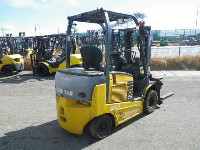 Xe nâng điện Komatsu 2.5 tấn, model FB25-1, kẹp xoay pallet, nhập khẩu Nhật Bản, hoạt động bền bỉ và hiệu quả trong ngành công nghiệp.
