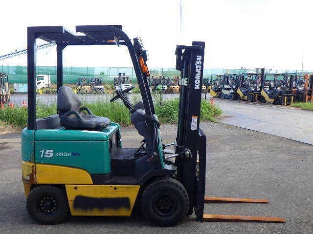 Xe nâng điện Komatsu 1.5 tấn model FB15-EX11, khung nâng 3000mm, lấy hàng trong container, sản xuất năm 2005, bình điện 48V, xe còn nguyên bản, chất lượng tốt.