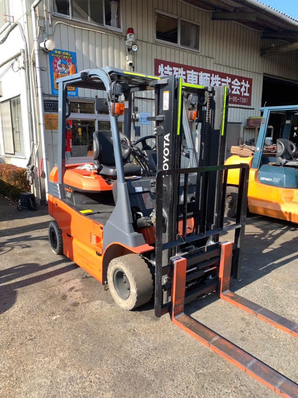 Xe nâng điện Toyota 2.5 tấn model 8FB25, khung nâng V3000 (3000mm, 2 tầng), lấy hàng trong container, bình điện 48V/320AH, xe còn nguyên bản, chất lượng tốt.