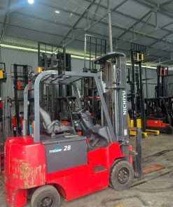 Xe nâng điện ngồi lái Nichiyu 2.8 tấn, khung nâng 5700mm, sản xuất năm 2019, phù hợp cho kho hàng và trung tâm logistics.