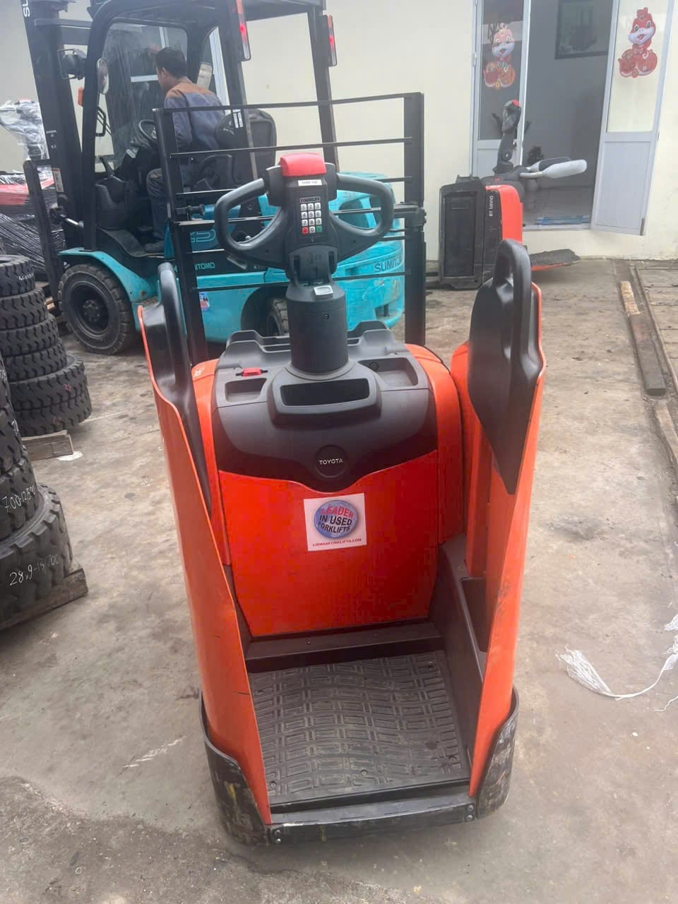 Xe nâng walkie Toyota 2 tấn model LPE200, sản xuất năm 2018, trợ lực lái, platform đứng lái, nhập khẩu Châu Âu nguyên bản.