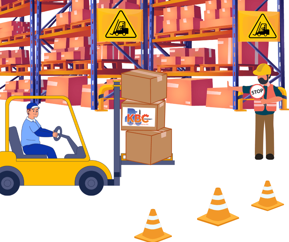 Học viên đang thực hành nâng hàng hóa bằng xe nâng trong môi trường kho bãi thực tế.