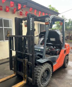 Toyota 8FD30 – xe nâng dầu 3 tấn đã qua sử dụng, động cơ Toyota 3Z mạnh mẽ, khung FV3000, chiều cao nâng 3m. Xe nhập khẩu từ Nhật Bản, do KBC cung cấp.