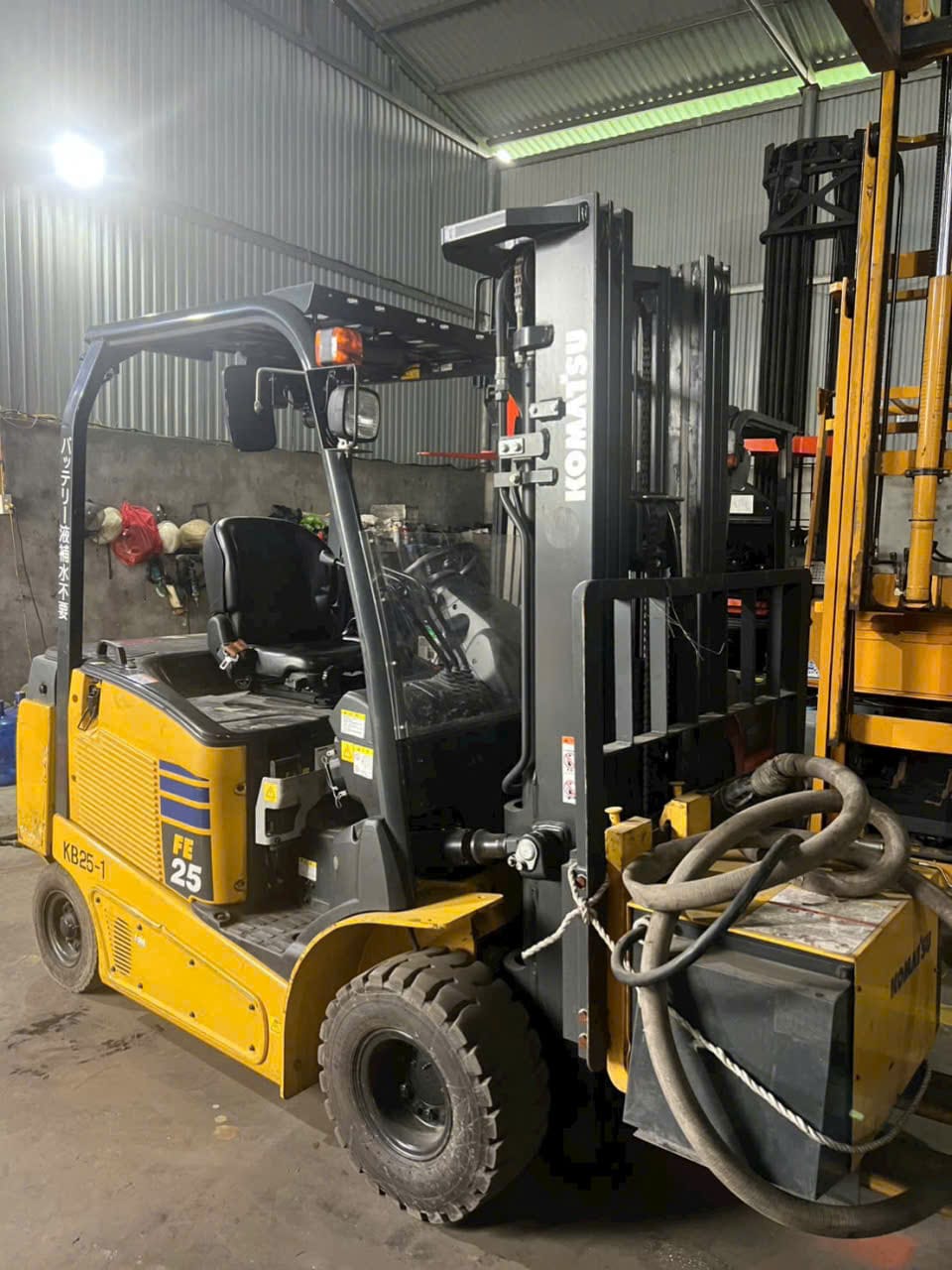 Xe nâng điện Komatsu FE25-1 2.5 tấn, khung nâng 5m, sản xuất 2019, nhập khẩu nguyên bản từ Nhật Bản, chất lượng cao, có dịch giá