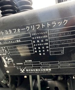 Hình ảnh xe nâng điện Toyota 8FBE13 tải trọng 1 tấn, khung nâng 3m, nhập khẩu nguyên bản từ Nhật Bản, màu cam–xám đặc trưng, đang được trưng bày tại kho xe KBC.