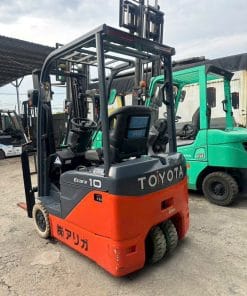 Hình ảnh xe nâng điện Toyota 8FBE13 tải trọng 1 tấn, khung nâng 3m, nhập khẩu nguyên bản từ Nhật Bản, màu cam–xám đặc trưng, đang được trưng bày tại kho xe KBC.
