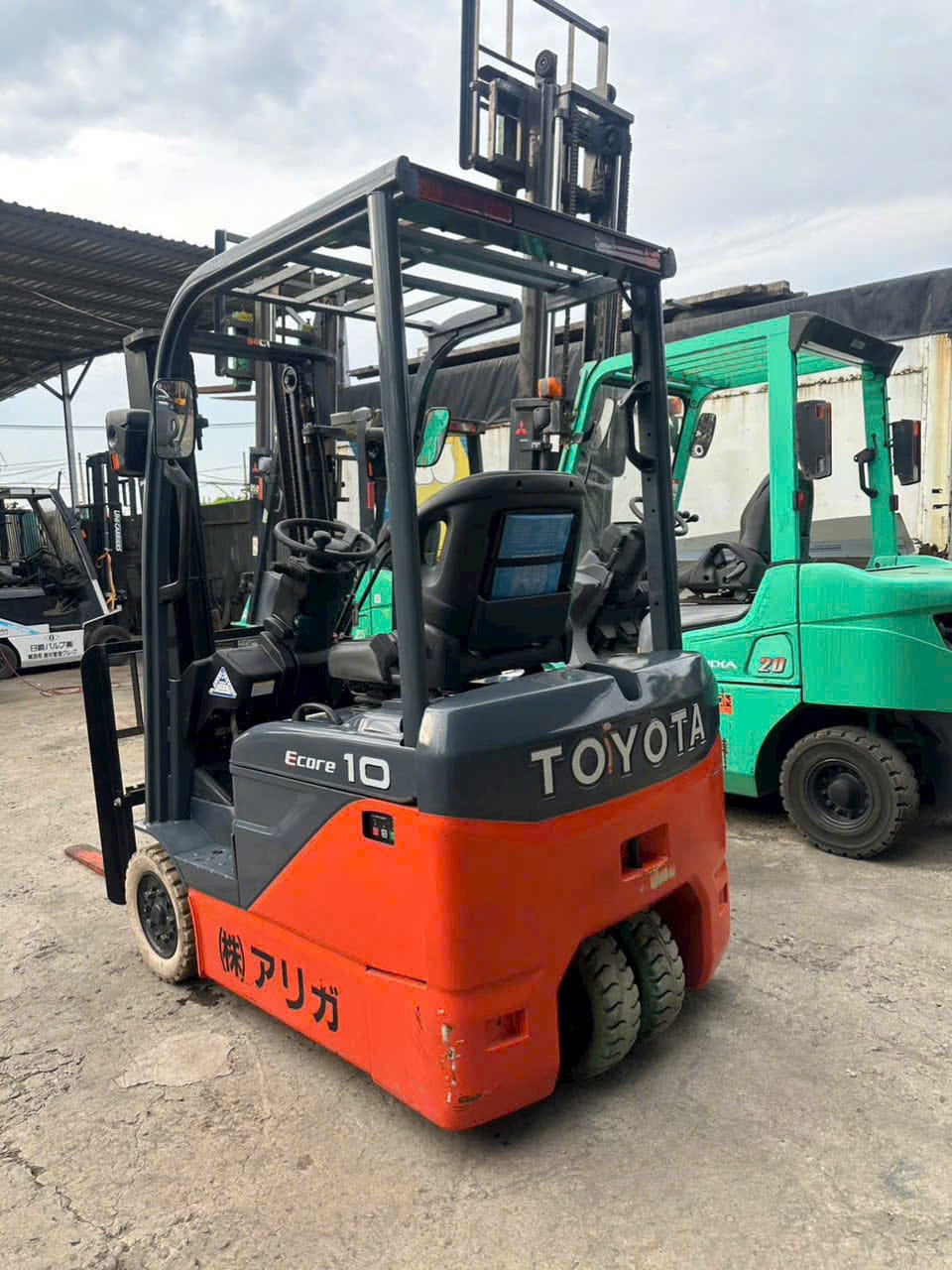 Hình ảnh xe nâng điện Toyota 8FBE13 tải trọng 1 tấn, khung nâng 3m, nhập khẩu nguyên bản từ Nhật Bản, màu cam–xám đặc trưng, đang được trưng bày tại kho xe KBC.