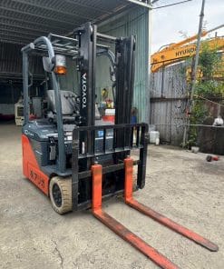 Hình ảnh xe nâng điện Toyota 8FBE13 tải trọng 1 tấn, khung nâng 3m, nhập khẩu nguyên bản từ Nhật Bản, màu cam–xám đặc trưng, đang được trưng bày tại kho xe KBC.