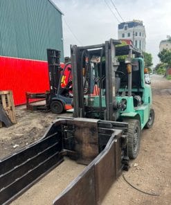 Xe nâng dầu Mitsubishi 3.5 tấn Kẹp vuông nhập khẩu Nhật Bản – trang bị đầu kẹp kéo slip sheet, vận hành mạnh mẽ, bàn giao bởi KBC, giải pháp tối ưu cho kho hàng và logistics.