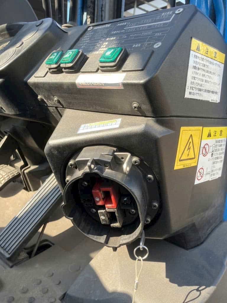 Xe nâng điện Komatsu FE25-1, sản xuất năm 2015, khung nâng 3 tầng cao 4300mm, 3774 giờ hoạt động, xe nhập khẩu nguyên bản từ Nhật Bản – KBC phân phối chính hãng tại Việt Nam.