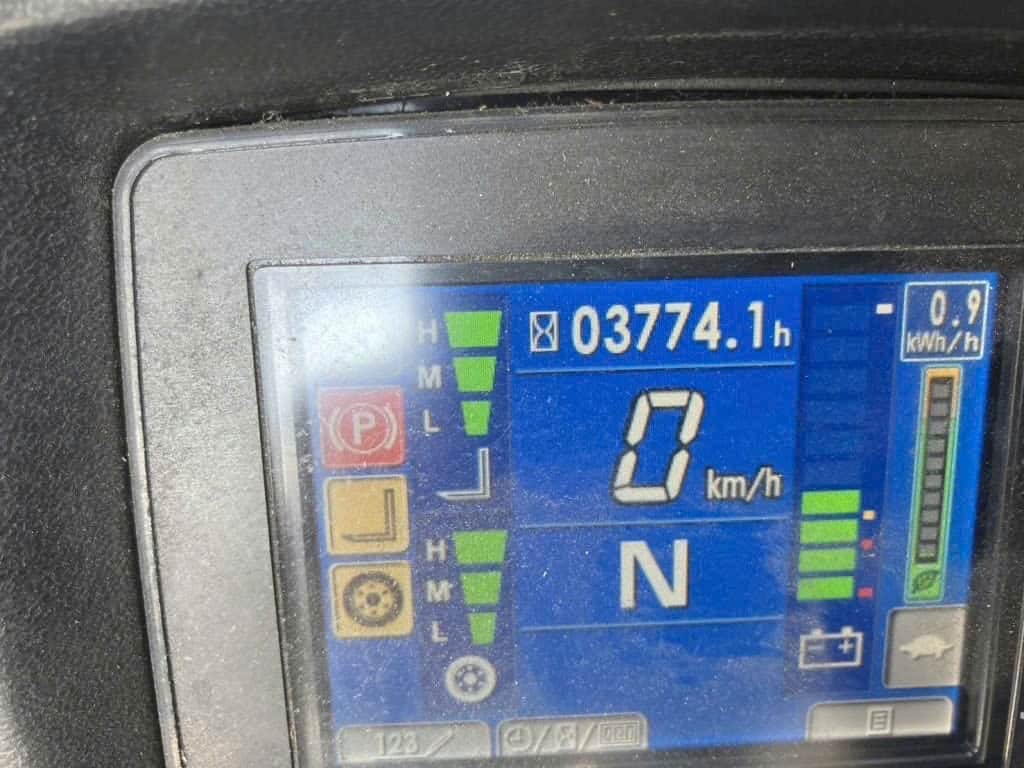 Xe nâng điện Komatsu FE25-1, sản xuất năm 2015, khung nâng 3 tầng cao 4300mm, 3774 giờ hoạt động, xe nhập khẩu nguyên bản từ Nhật Bản – KBC phân phối chính hãng tại Việt Nam.