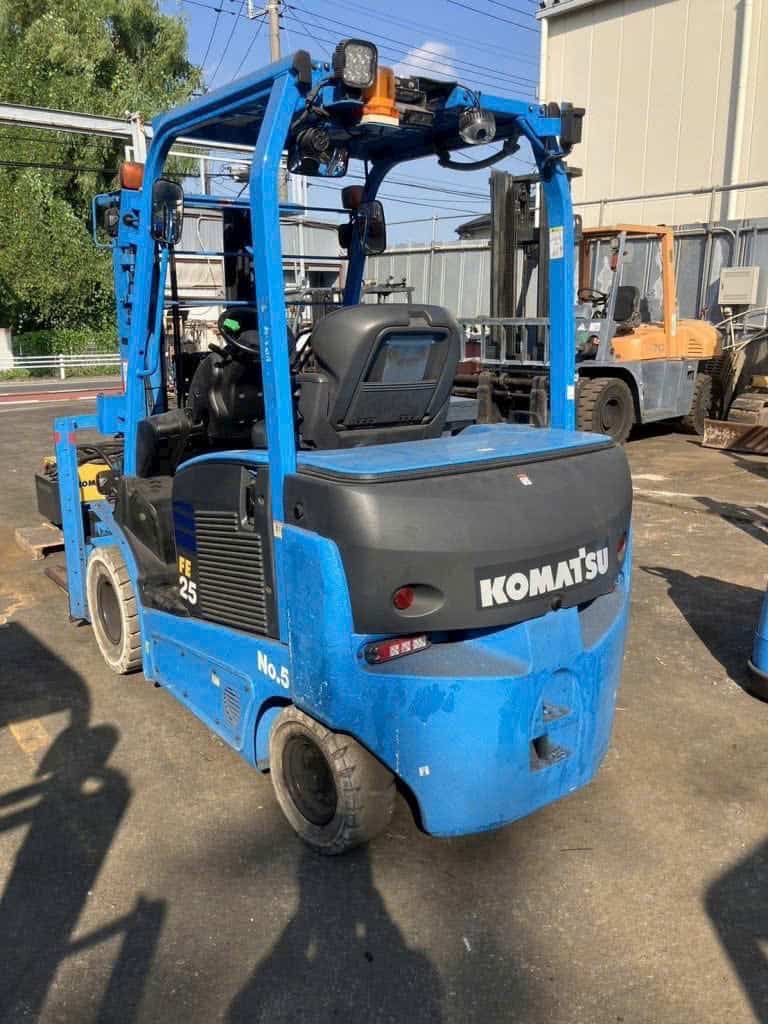 Xe nâng điện Komatsu FE25-1, sản xuất năm 2015, khung nâng 3 tầng cao 4300mm, 3774 giờ hoạt động, xe nhập khẩu nguyên bản từ Nhật Bản – KBC phân phối chính hãng tại Việt Nam.