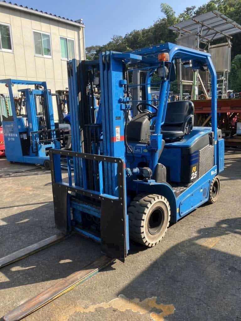 Xe nâng điện Komatsu FE25-1, sản xuất năm 2015, khung nâng 3 tầng cao 4300mm, 3774 giờ hoạt động, xe nhập khẩu nguyên bản từ Nhật Bản – KBC phân phối chính hãng tại Việt Nam.
