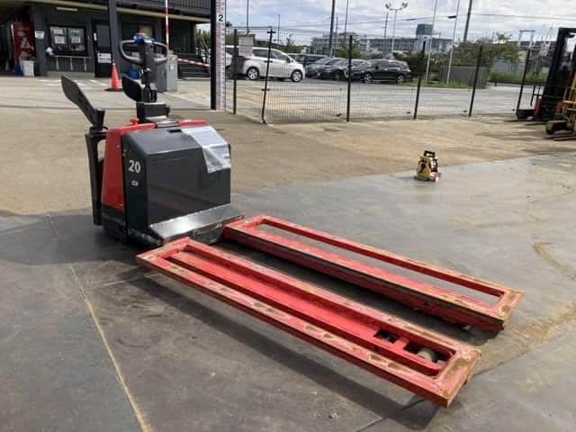 Xe nâng điện bán tự động Nichiyu 2 tấn model PLD20S đã qua sử dụng, nhập khẩu nguyên chiếc, phù hợp kho hẹp.