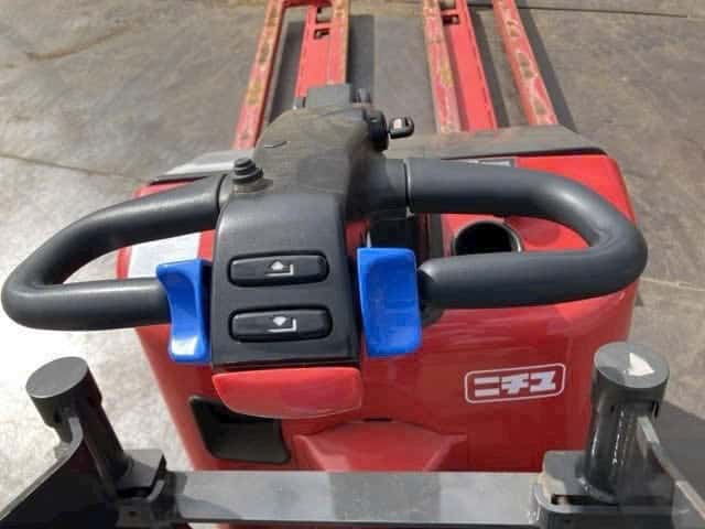 Xe nâng điện bán tự động Nichiyu 2 tấn model PLD20S đã qua sử dụng, nhập khẩu nguyên chiếc, phù hợp kho hẹp.