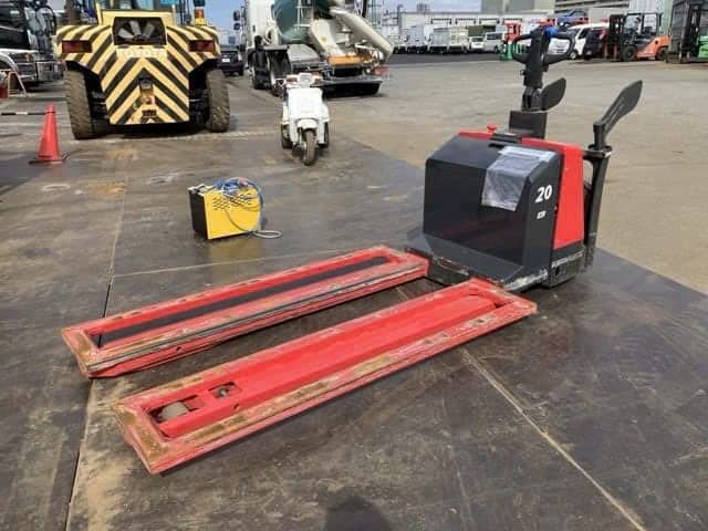 Xe nâng điện bán tự động Nichiyu 2 tấn model PLD20S đã qua sử dụng, nhập khẩu nguyên chiếc, phù hợp kho hẹp.